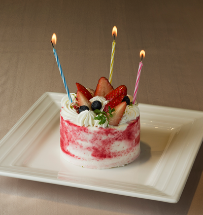 誕生日プレゼントバースデーケーキ3号サイズをプレゼント旭川レストランブルーミントンヒル2階リストランテフォレスタヴェルデ
